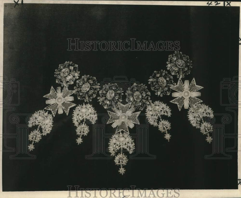 Load image into Gallery viewer, 1967 Press Photo Duchess' costume necklace of jeweled pins soldered together.
