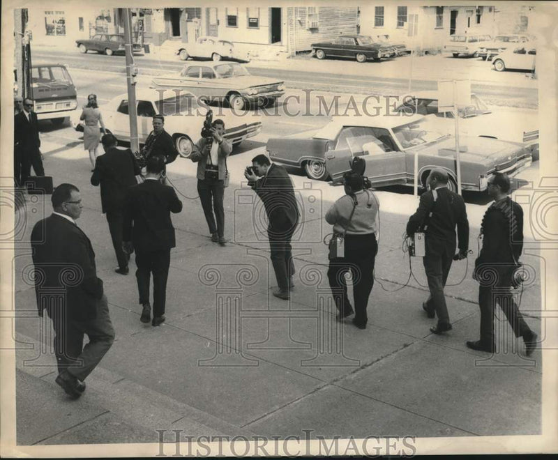 Load image into Gallery viewer, 1969 Press Photo Photographers film Perry Russo leaving building for lunch
