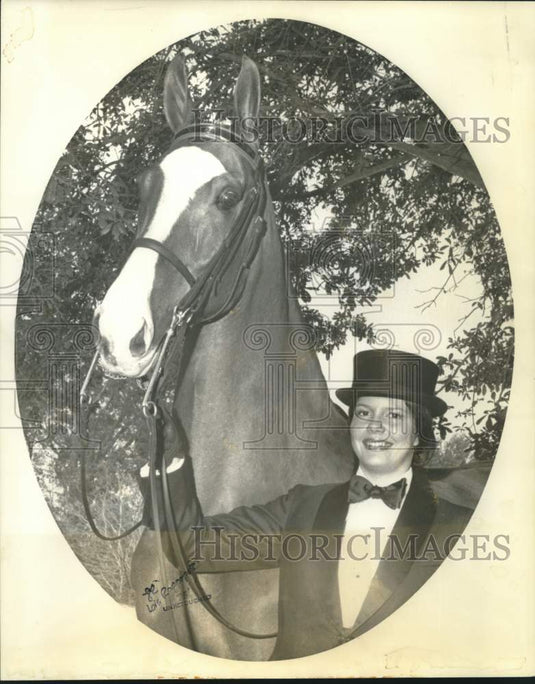 1975 Press Photo St. Martin's Horse Show participant, Erin Burks and her horse- Historic Images