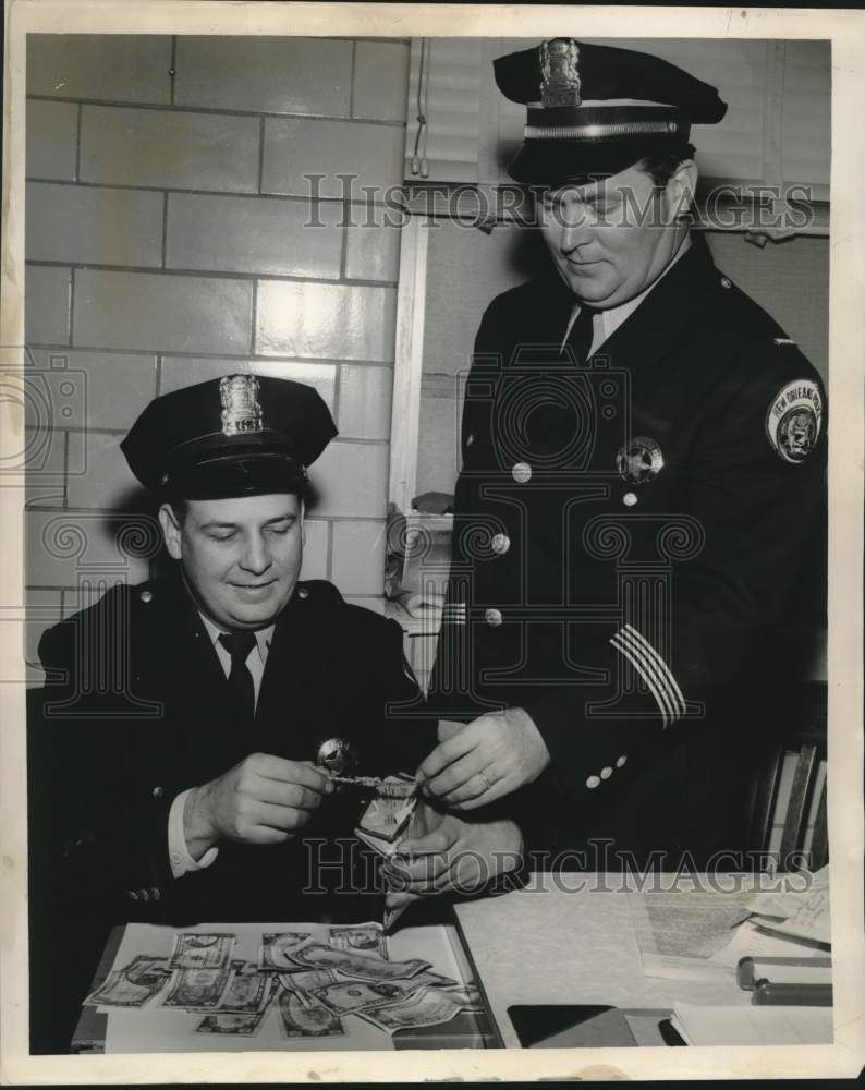 Load image into Gallery viewer, 1961 Press Photo Ptn. Louis Schick &amp; Lt. Robert Lampard &amp; recovered merchandise

