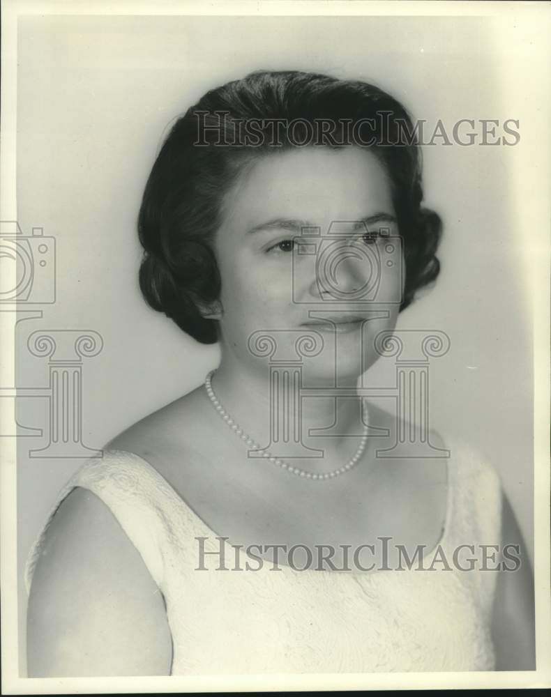 Load image into Gallery viewer, 1967 Press Photo Miss Ann Lindsay Schlosser, maid at 1967 Dorians Ball
