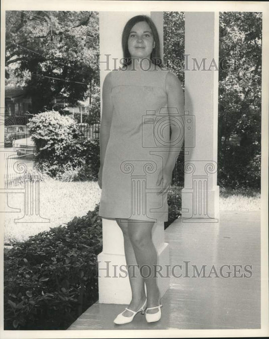 1968 Press Photo Debutante Jayne L. Schlosseu poses for portrait - noc28950