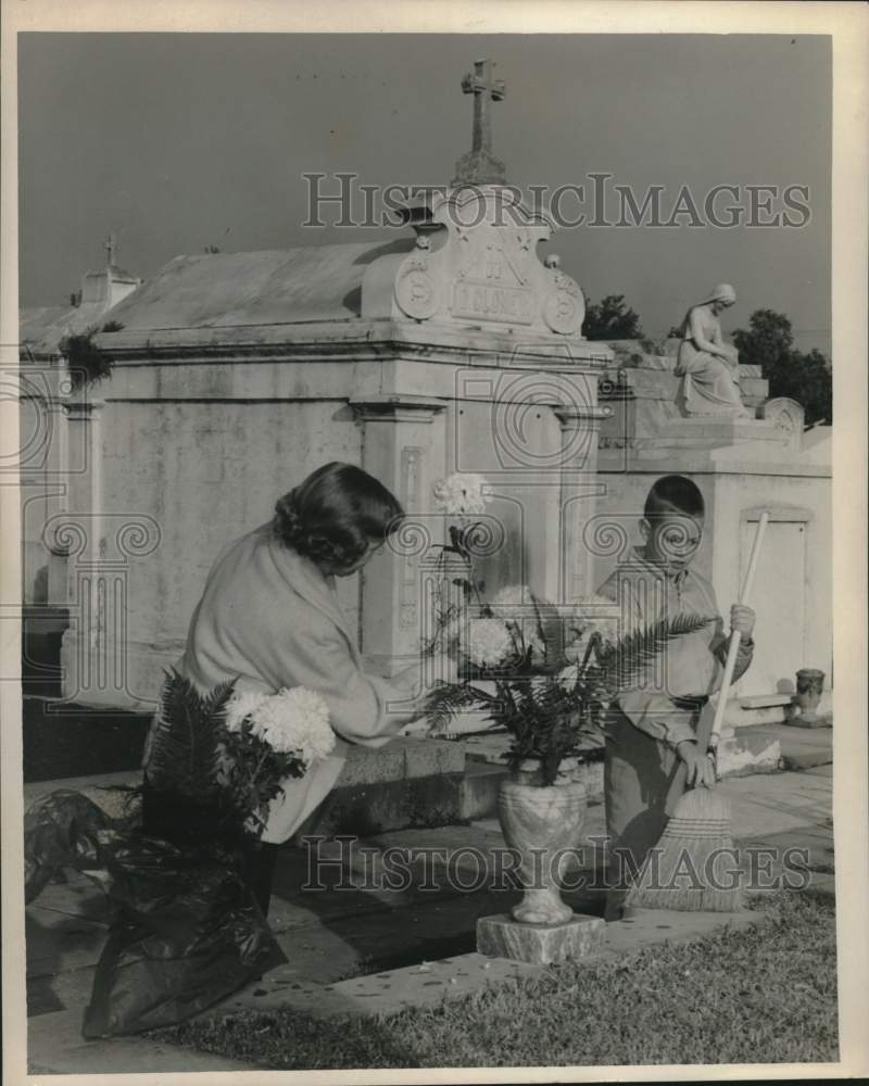 Load image into Gallery viewer, 1959 Press Photo Mrs. F. Robert Mendow, Robert Mendow at St. Patrick's Cemetery
