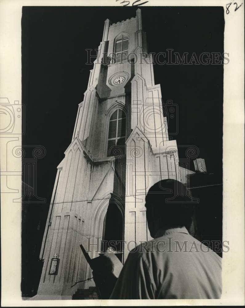 1973 Press Photo Admirer leafs through prayer book and gazes at St. Patrick&#39;s