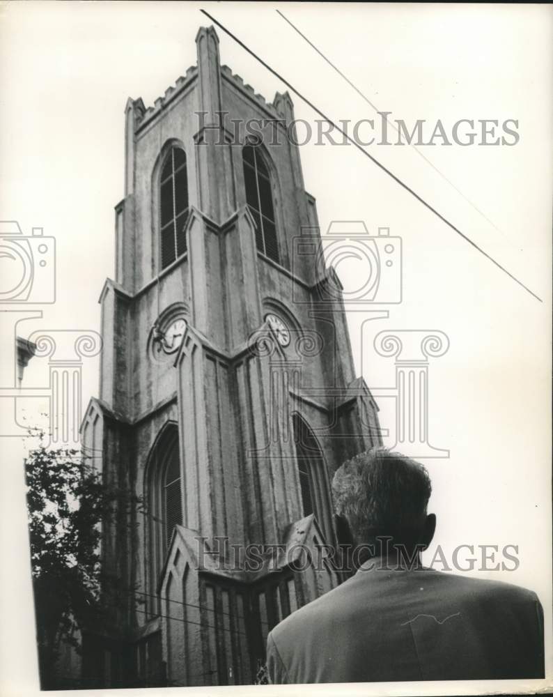 1964 Press Photo St. Patrick Cathedral gazed upon by passerby. - noc29084