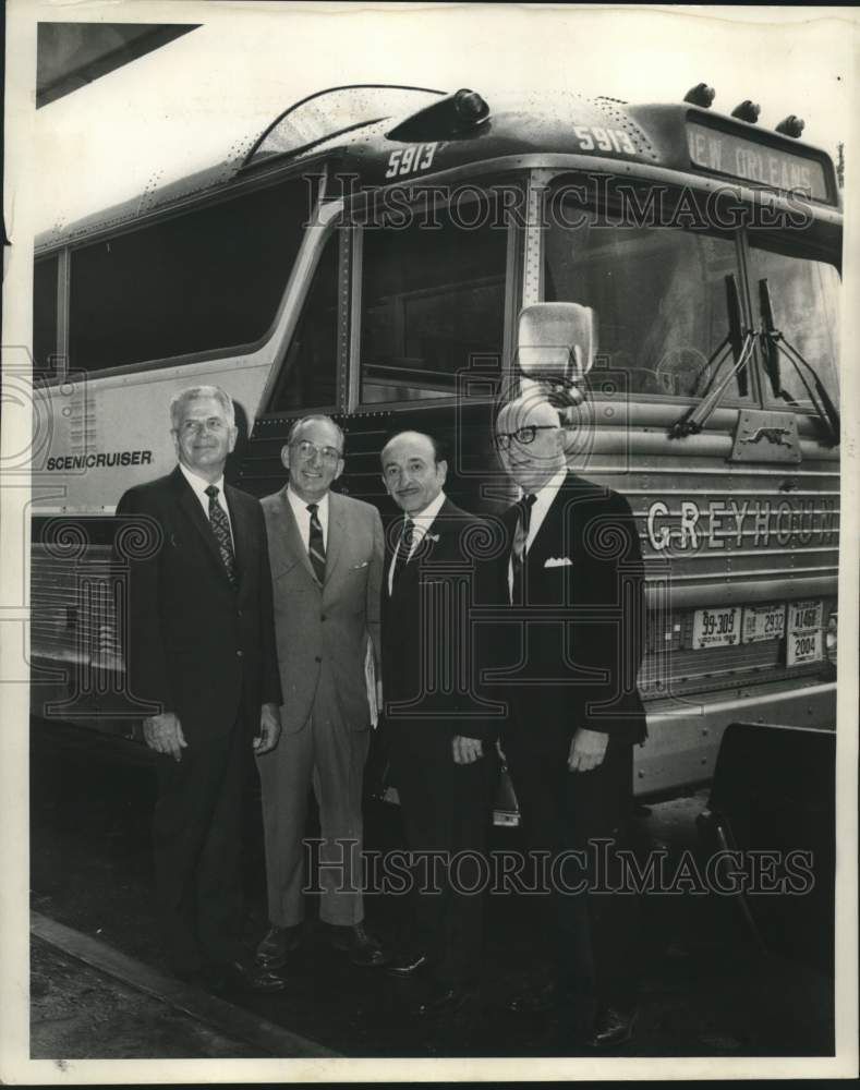 Load image into Gallery viewer, 1969 Press Photo Schiro and company at the bus terminal at UPT - noc29147

