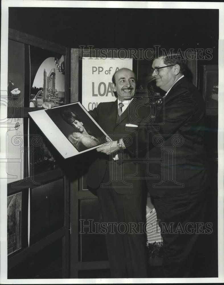 1969 Press Photo Mayor Victor H. Schiro with Earl Stanton at photo exhibit
