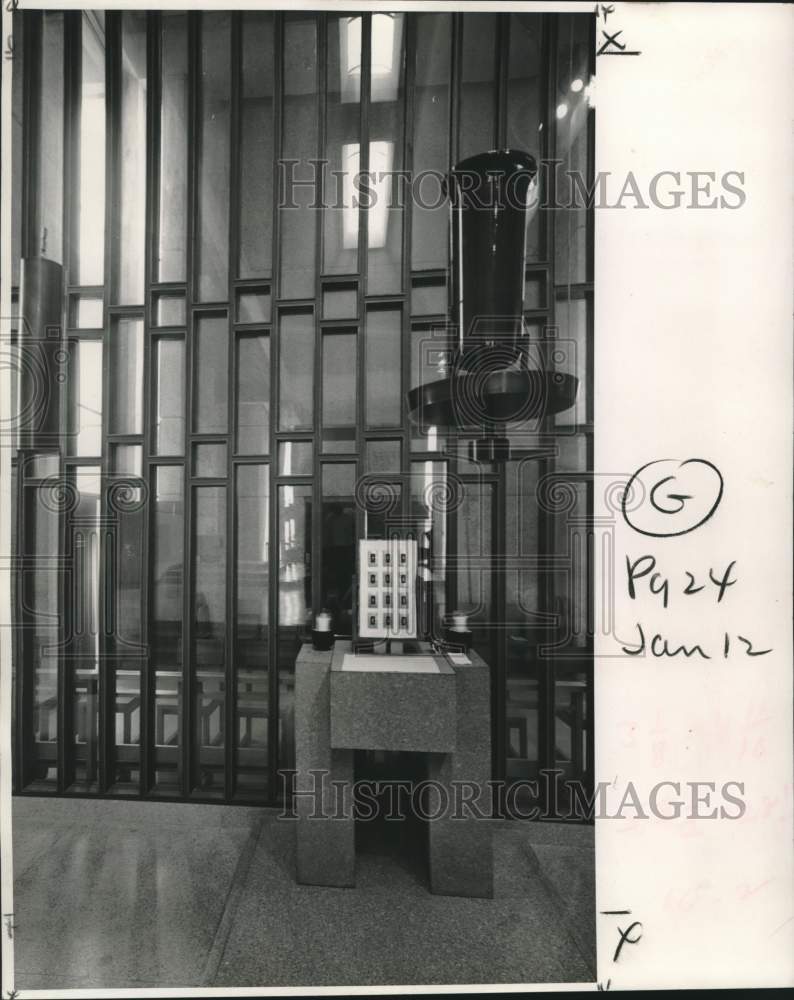 Load image into Gallery viewer, 1969 Press Photo Sanctuary side wall serves as glassed Blessed Sacrament Chapel.
