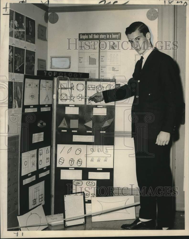 1967 Press Photo Robert Stanley with his topology exhibit at Jung Hotel