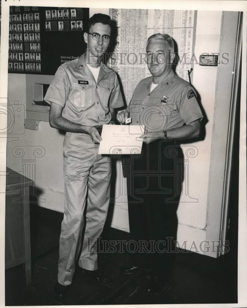1962 Press Photo Donald Steele presents 30-year service pin from 2nd Lt. Newton