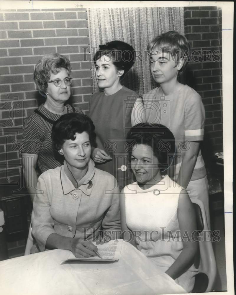 Load image into Gallery viewer, 1967 Press Photo New Officers of the Crippled Children's Hospital Guild
