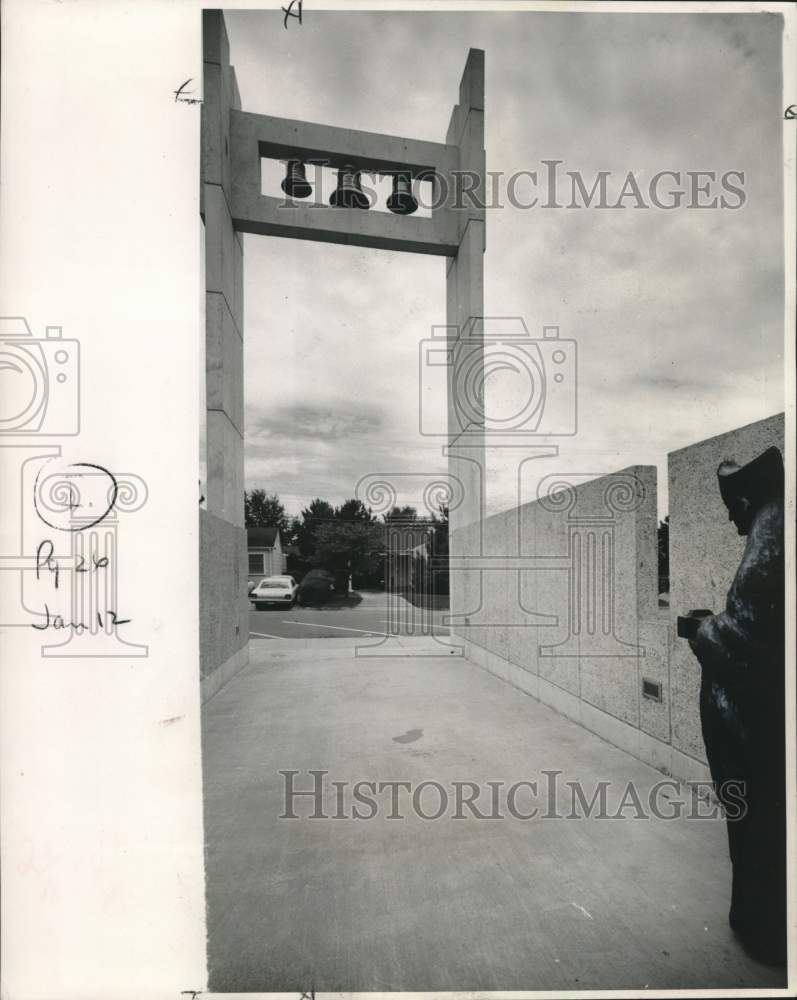 Load image into Gallery viewer, 1969 Press Photo Jean Seidenberg's statue of St. Richard greets worshipers
