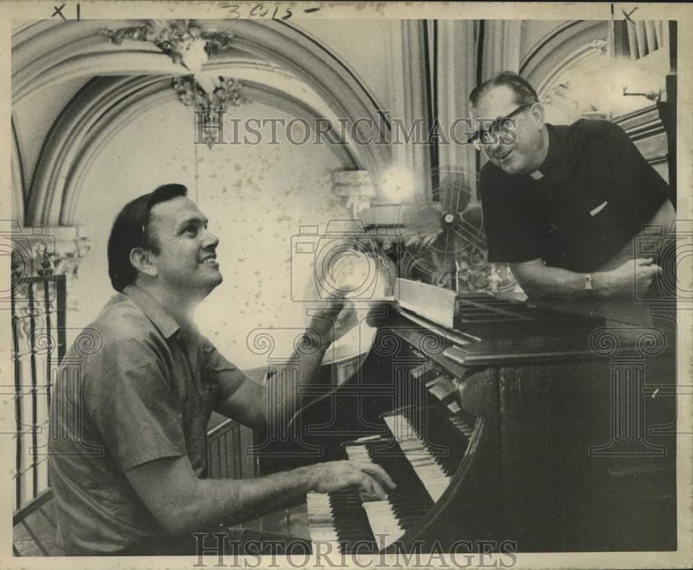 1975 Press Photo Father Reinhard B. Stump joins Organist Bob Zebley in a Hymn