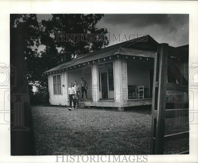 Load image into Gallery viewer, 1963 Press Photo Students of St. Michael's Farm for Boys leaving School
