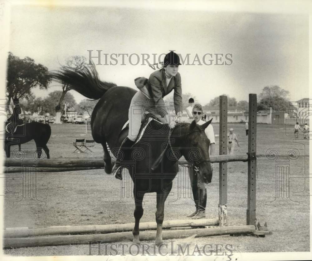 1978 Press Photo Lark LaRosa On CLO Jumps Hurdle at 32nd St. Martin's Horse Show- Historic Images