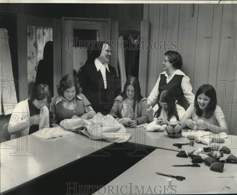 Load image into Gallery viewer, 1974 Press Photo Sister Lillian McCormack in Mrs. Catherine Adamo's Sewing Class
