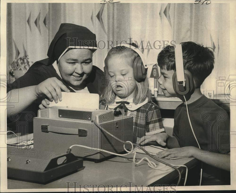 Load image into Gallery viewer, 1973 Press Photo St. Michael School Students with Sister Paula Ann - noc29516
