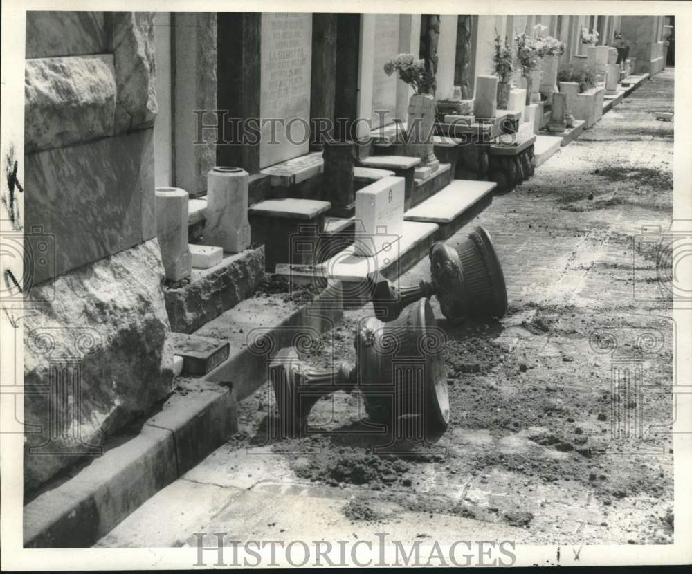 1969 Press Photo Damage at St. Vincent de Paul Cemetery, New Orleans - noc29583