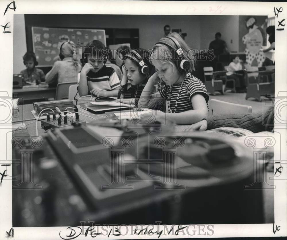 1969 Press Photo St. Tammany School students use headphones during reading class