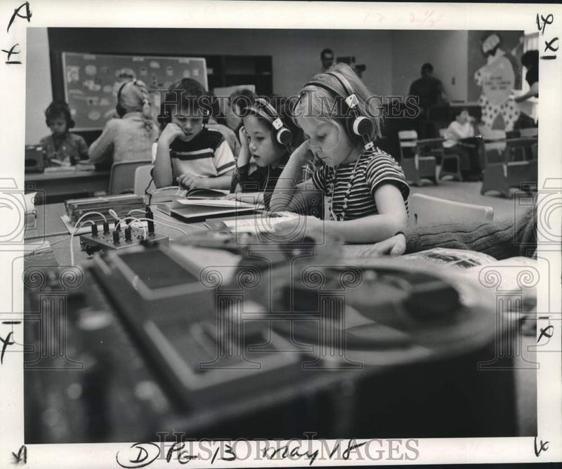 Load image into Gallery viewer, 1969 Press Photo St. Tammany School students use headphones during reading class
