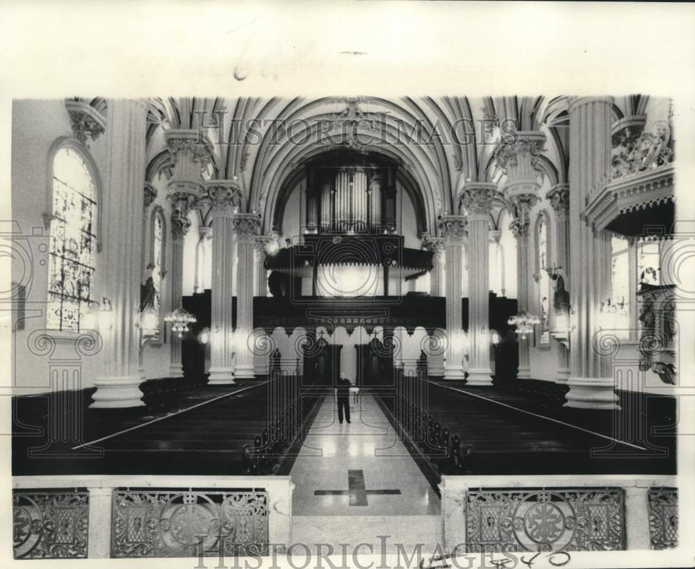 1975 Press Photo Father Reinhard Stump in restored St. Mary Assumption Church