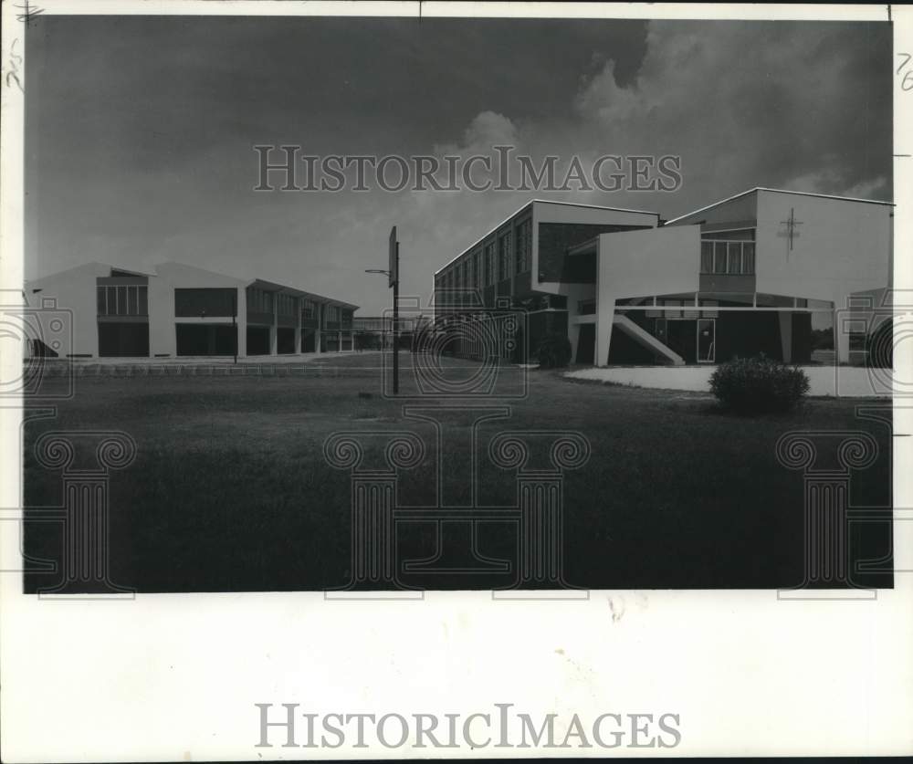 1957 Press Photo Exterior View of St. Pius X School in New Orleans, Louisiana