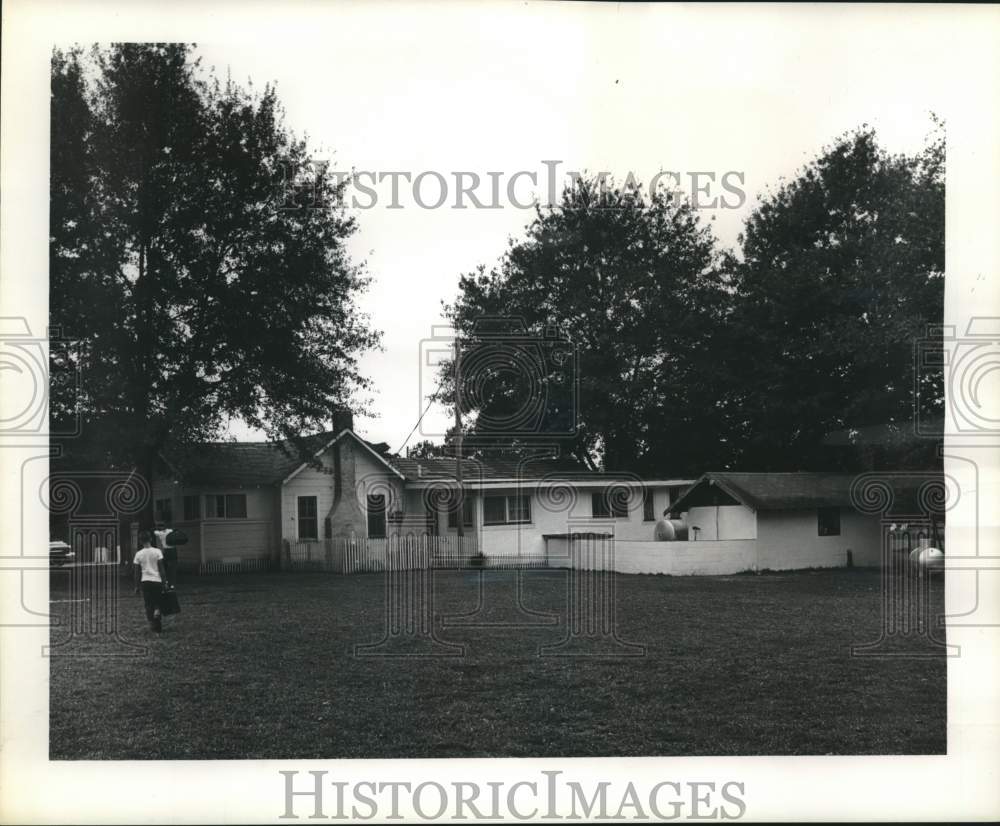 1968 Press Photo St. Michael's Farm for Boys Newcomer walks towards Cottage- Historic Images