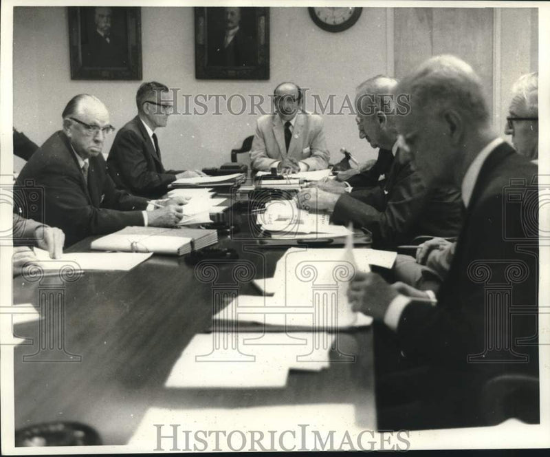 Load image into Gallery viewer, 1969 Press Photo Victor Schiro, Mayor of New Orleans, and Officials - noc30010
