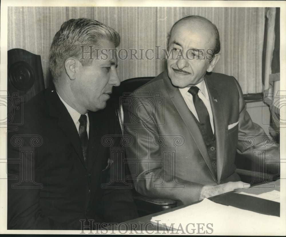 1968 Press Photo Mayor Victor Schiro and Hank Gossom, New Orleans City Hall- Historic Images