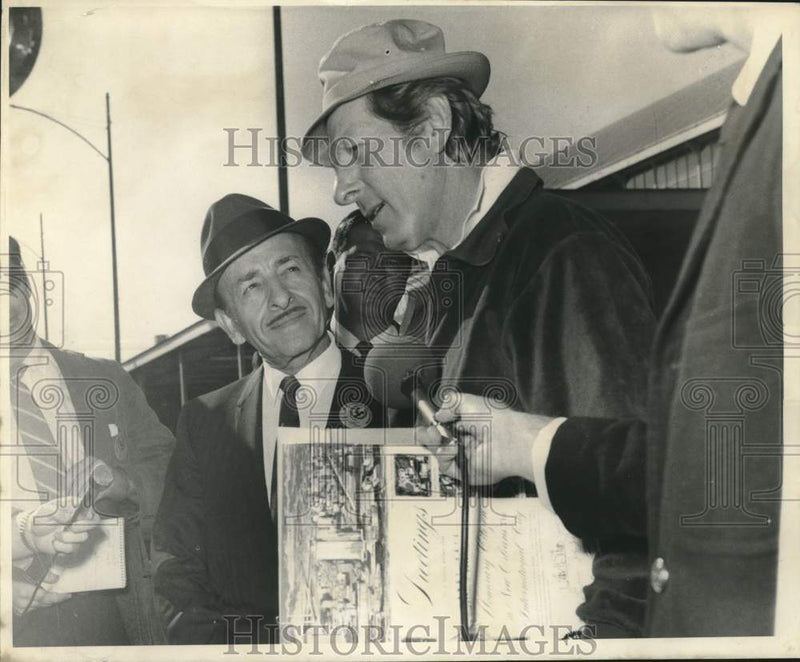 Load image into Gallery viewer, 1968 Press Photo Mayor Victor H. Schiro and Danny Kaye, New Orleans - noc30023

