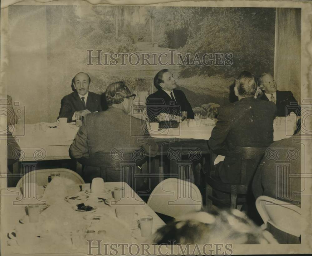 1968 Press Photo Mayor Victor Schiro and Men at Dinner, New Orleans - noc30025