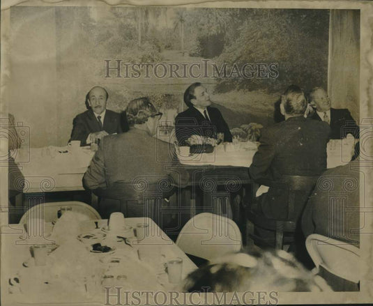 1968 Press Photo Mayor Victor Schiro and Men at Dinner, New Orleans - noc30025