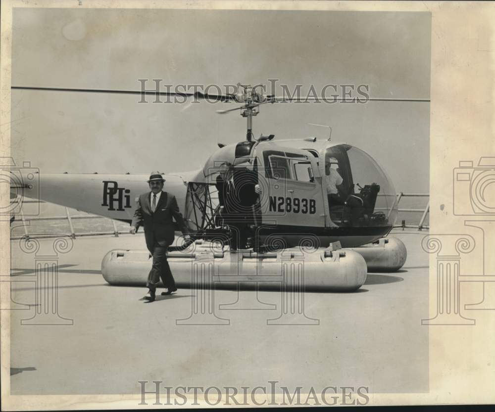 1966 Press Photo Mayor Victor Schiro departing from a helicopter. - noc30060