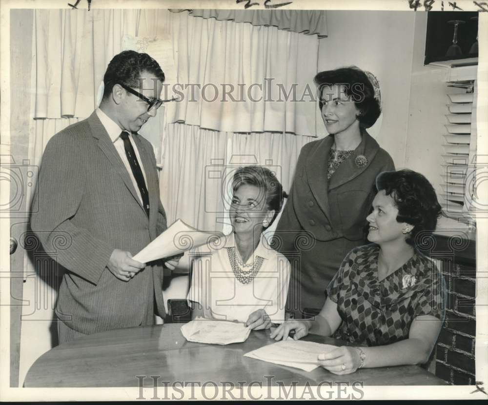 1961 Press Photo St. Gabriel School Co-op Club plans for variety benefit