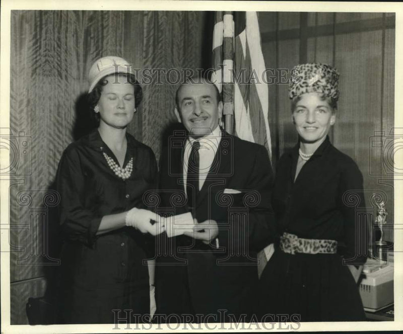 Load image into Gallery viewer, 1961 Press Photo Mmes. Harry Meredith and Harold Staub sell Mayor Schiro tickets
