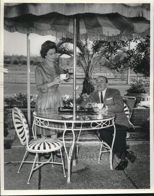 1962 Press Photo Mayor Victor Schiro and wife Sunny have coffee on patio.
