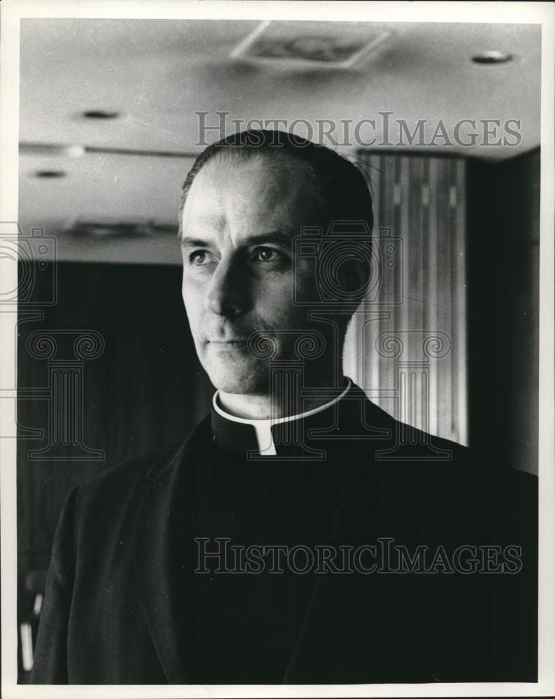 Load image into Gallery viewer, 1967 Press Photo Reverend Hubert F. Schiffer of Loyola University - noc30400
