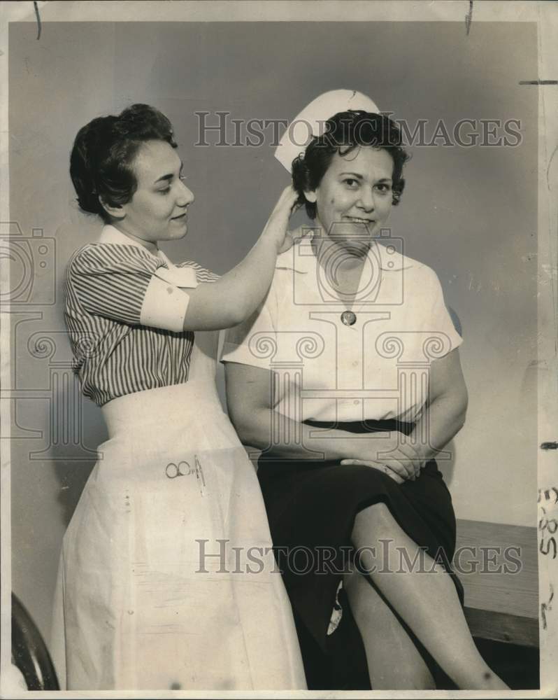 Load image into Gallery viewer, 1961 Press Photo Nurse Bertha Schipplein wears daughter Geraldine's nursing cap
