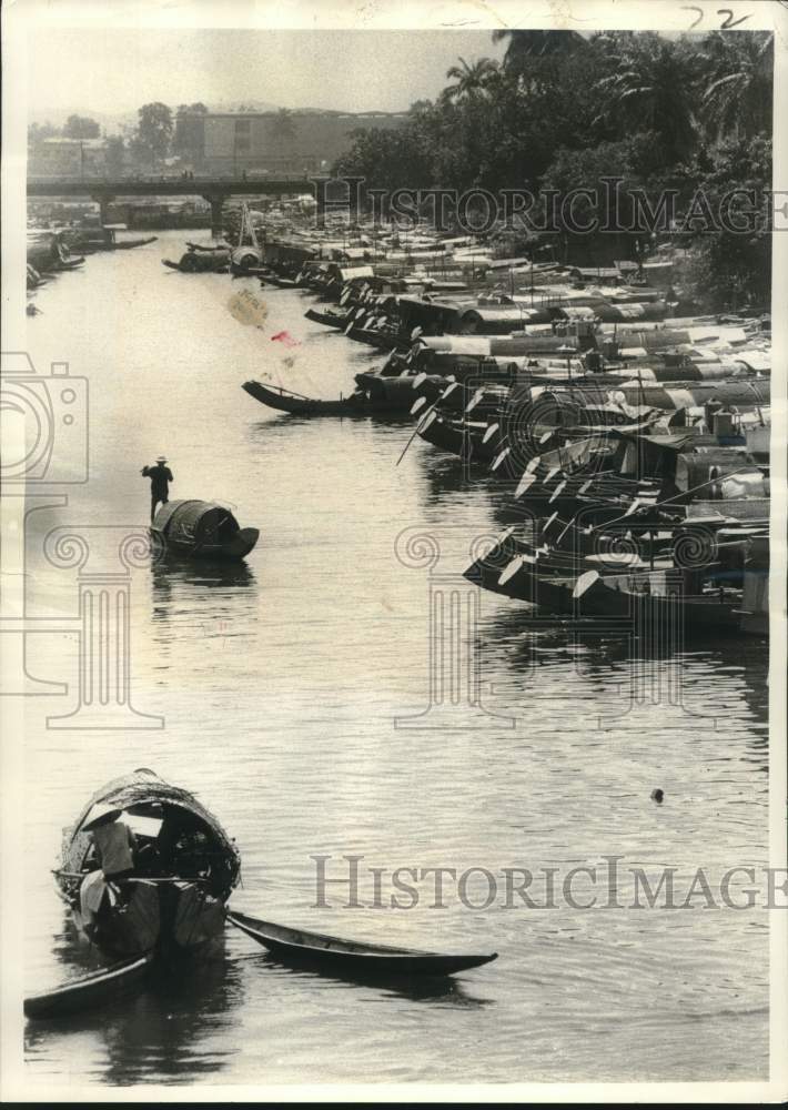 1972 Press Photo "Sampan Alley" on Perfume River in Vietnam - noc30537