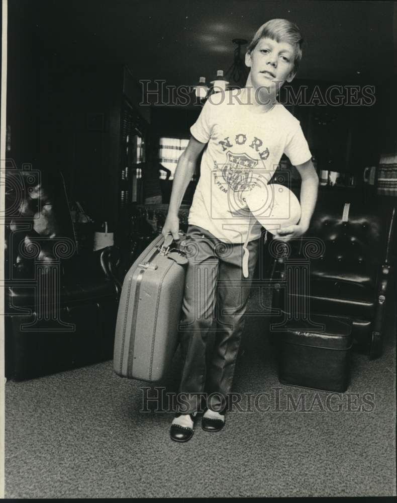 1972 Press Photo Brad Schaeffer, Soap Box Derby Champion holds suitcase.- Historic Images