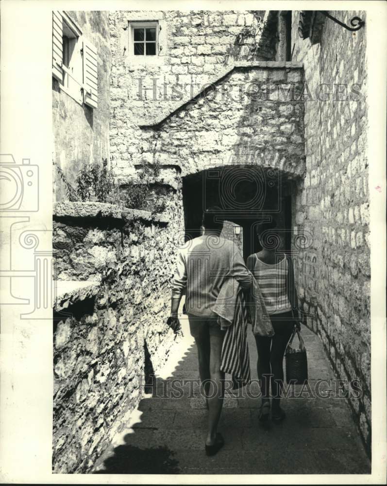 1968 Press Photo Tourists in St. Stefan - noc30634