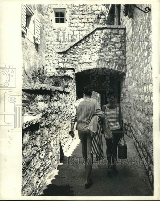 1968 Press Photo Tourists in St. Stefan - noc30634