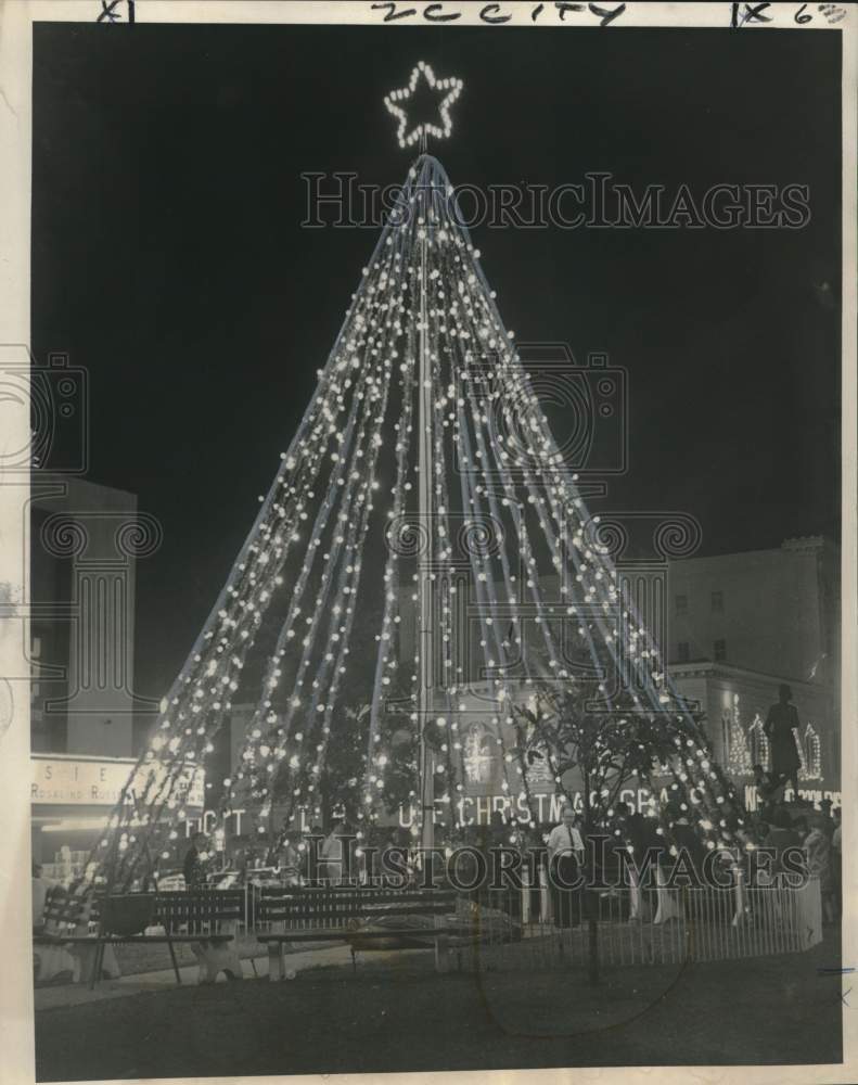 Load image into Gallery viewer, 1967 Press Photo Salvation Army "Tree of Lights" in New Orleans - noc30679
