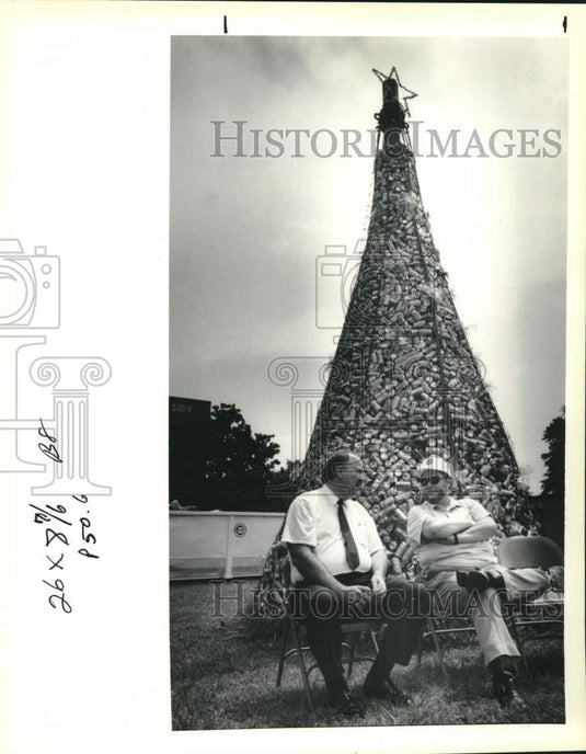 1991 Press Photo Salvation Army-Dan Adair and George Young with Christmas Tree
