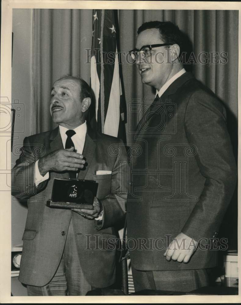 Load image into Gallery viewer, 1968 Press Photo Mayor Victor Schiro receives cigarette case from Perlin's Mayor
