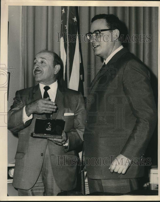 1968 Press Photo Mayor Victor Schiro receives cigarette case from Perlin's Mayor