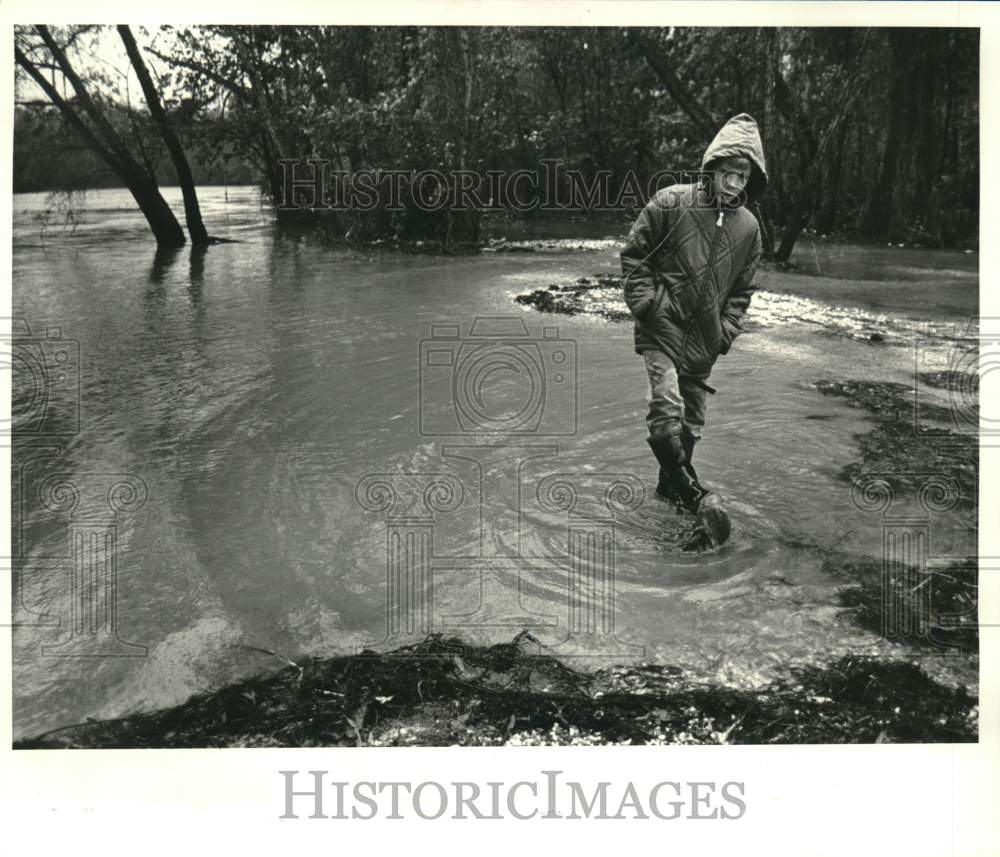 1986 Press Photo David Charbonnet walks in rising waters of Pearl River, Slidell