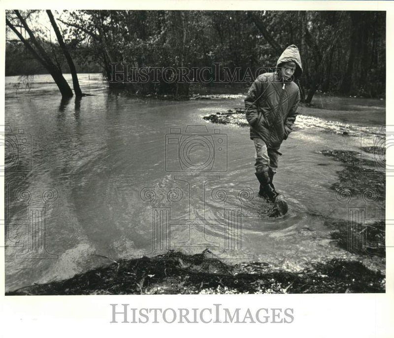 Load image into Gallery viewer, 1986 Press Photo David Charbonnet walks in rising waters of Pearl River, Slidell
