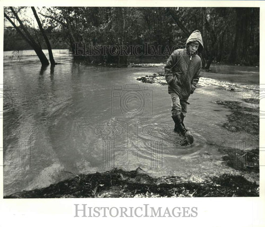 1986 Press Photo David Charbonnet walks in rising waters of Pearl River, Slidell