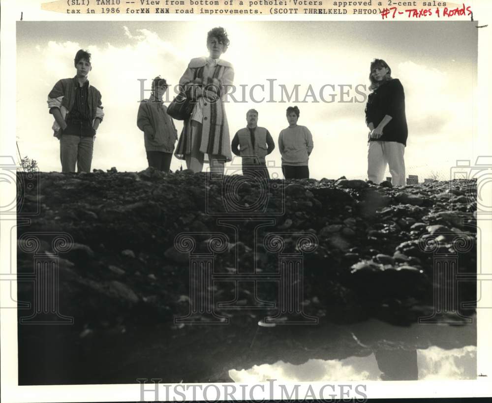 1990 Press Photo View from the bottom of a pothole in St. Tammany Parish- Historic Images